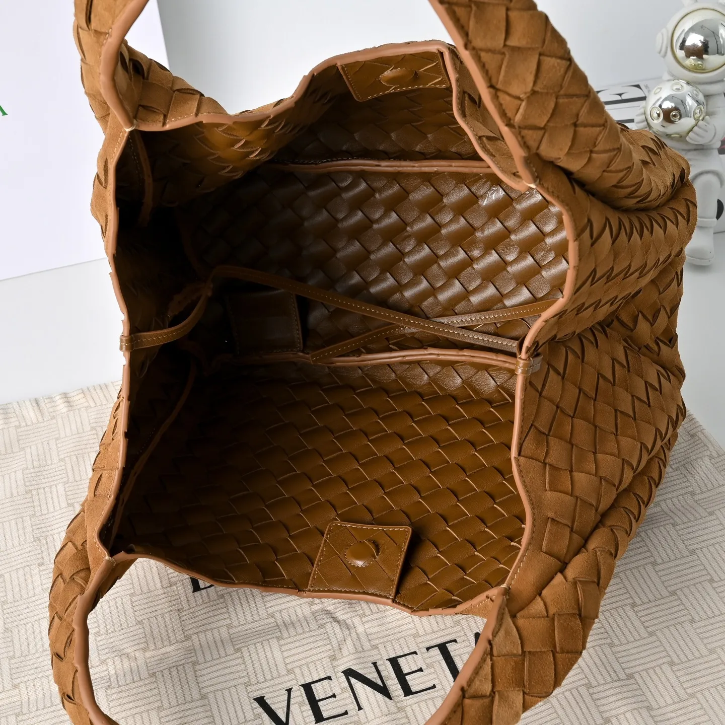 Batch 2160 BV new product suede Campana handbag The classic return of the Campana handbag is retro and charming ☄️Inspired by the classic collection of 2004🌟Each leather strip is made of two layers of Nappa lambskin🐏, showing the ultimate craftsmanship of full weaving inside and outside. The bag is super light, uses leather straps to open and close, and is equipped with a hidden magnetic buckle. It has two forms that can be switched, and the capacity is amazingly large. Whether it is for daily travel or to carry various small items✈️, it can be easily carried! Grab two hands for commuting and dating, and bring out French laziness🌤️ Model: 4249 Size: 33x20x16.5